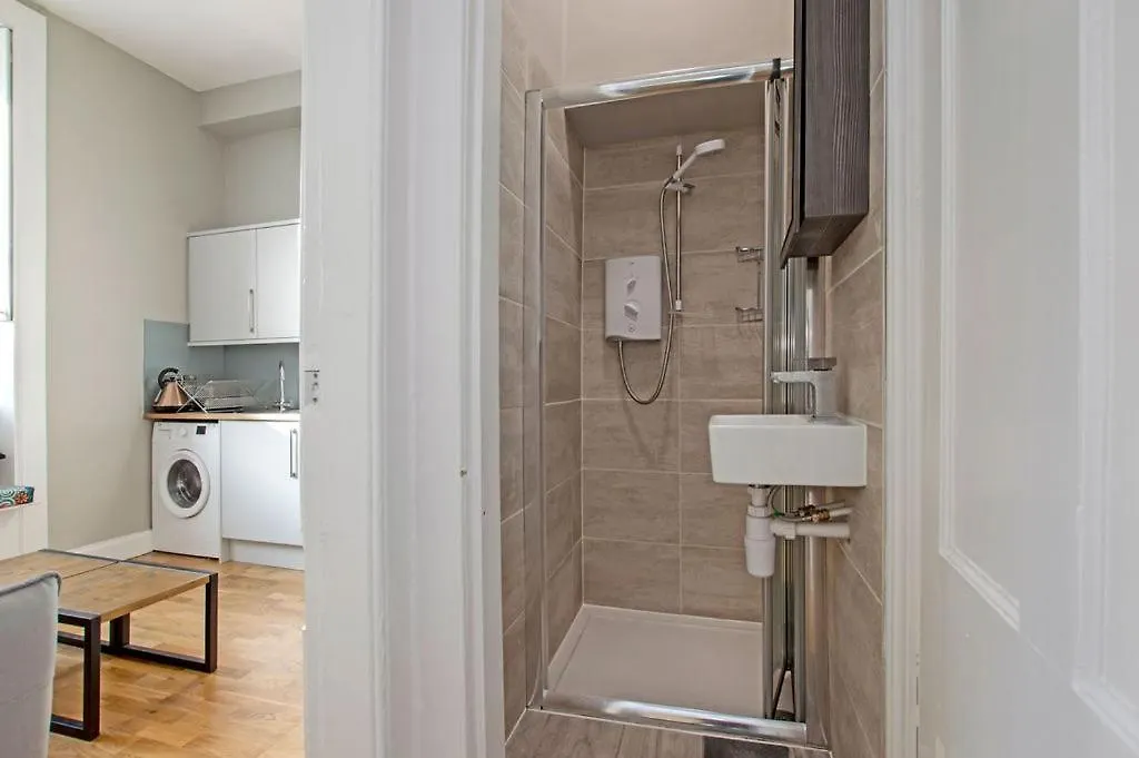 City Centre 1-Bed Flat, Sleeps 3 Edinburgh Apartment