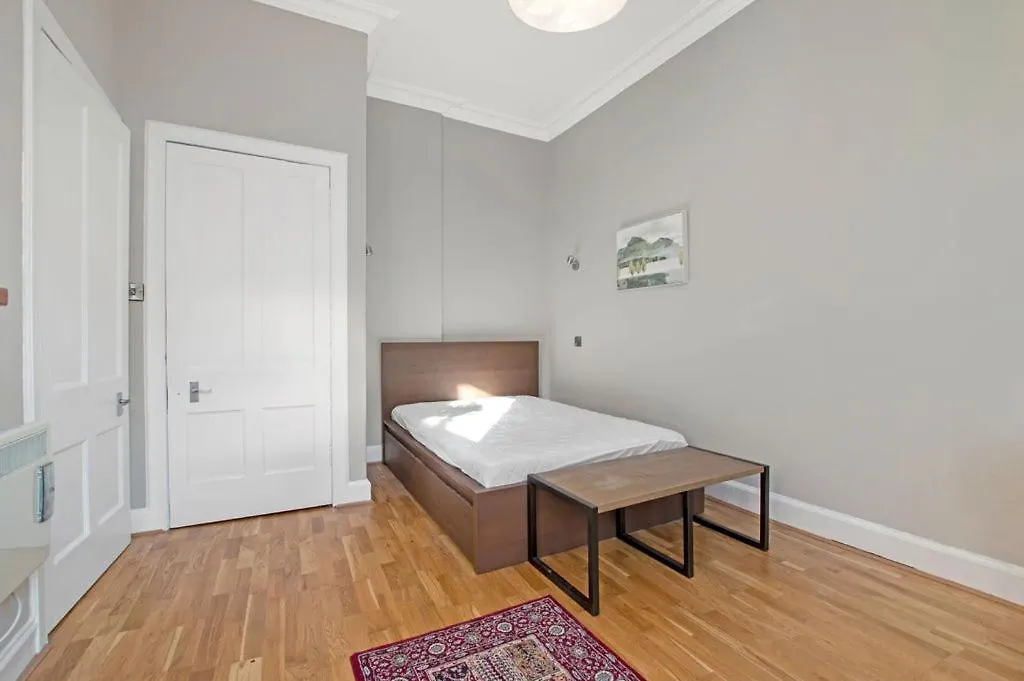 City Centre 1-Bed Flat, Sleeps 3 Edinburgh Apartment