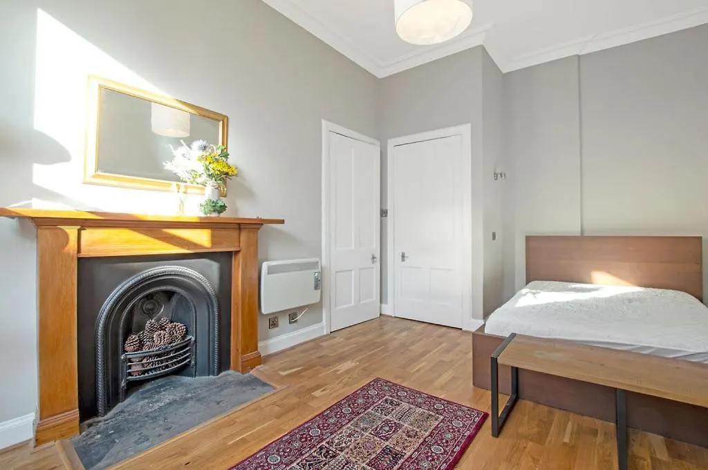 City Centre 1-Bed Flat, Sleeps 3 Edinburgh