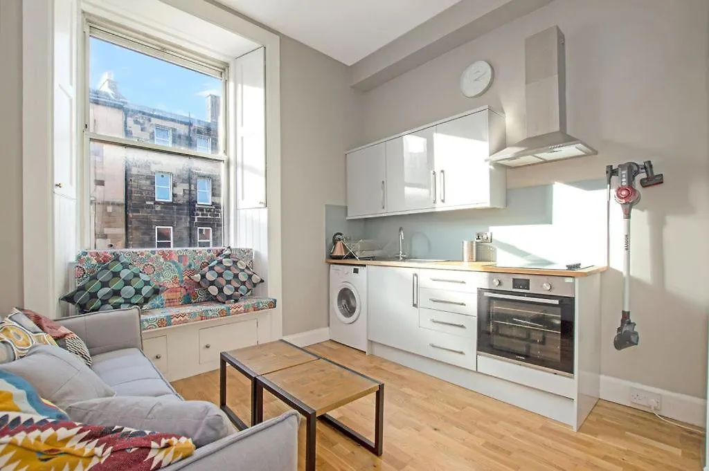 City Centre 1-Bed Flat, Sleeps 3 Edinburgh 0*,  United Kingdom