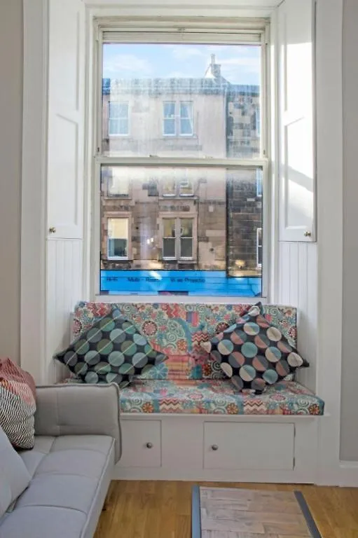 City Centre 1-Bed Flat, Sleeps 3 Edinburgh